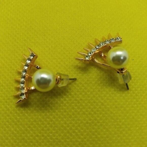 Crystal pearl claw earrings - Picture 1 of 3